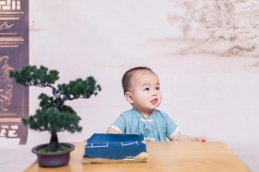甘南怀孕肚子中间凹两边凸